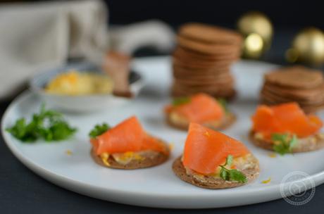 Blinis express à la farine de châtaigne, beurre à l’orange et truite fumée