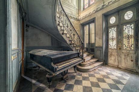 Il photographie de magnifiques lieux abandonnés à travers l’Europe