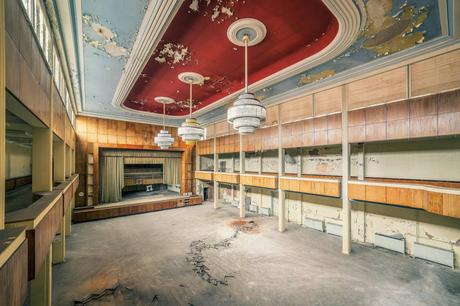 Il photographie de magnifiques lieux abandonnés à travers l’Europe