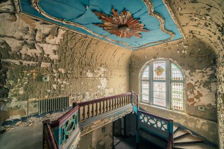 Il photographie de magnifiques lieux abandonnés à travers l’Europe