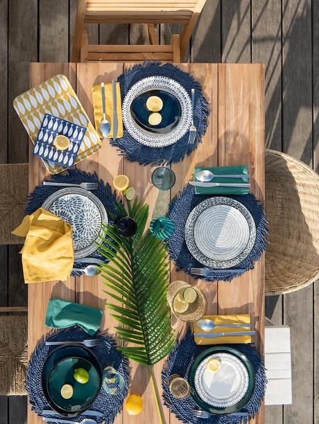 table déjeuner famille plage bohème deco bord de mer mariage jaune bleu marine - clemaroundthecorner