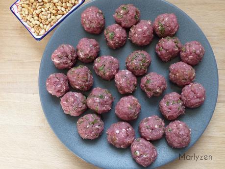 Façonnez des boulettes. Façonnez des boulettes.