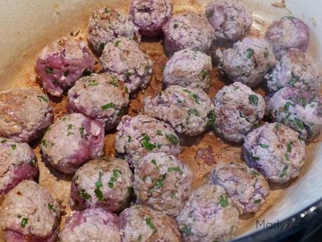 Faites dorer les boulettes. Faites dorer les boulettes.