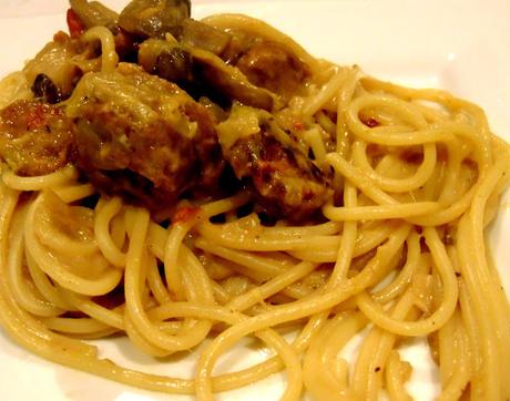 Spaghettis aux champignons, poireaux et saucisses végétales