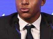 Kylian Mbappé tape poing table envoie message fort