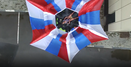 Spars   le  surprenante parachute de sauvetage