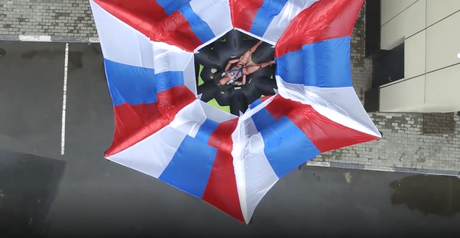 Spars   le  surprenante parachute de sauvetage