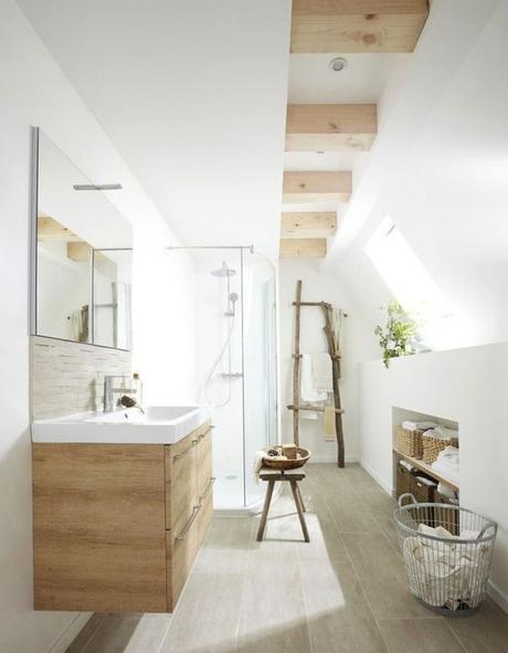 salle de bain ambiance zen mur blanc poutre bois échelle banc panier corbeille blog déco clem around the corner