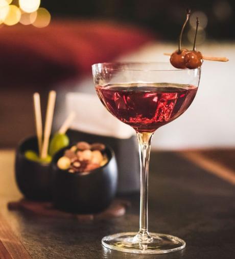 Cocktail : Royal Glen Dee : Chivas Regal Ultis, Vermouth, bitter, jus de cerise
