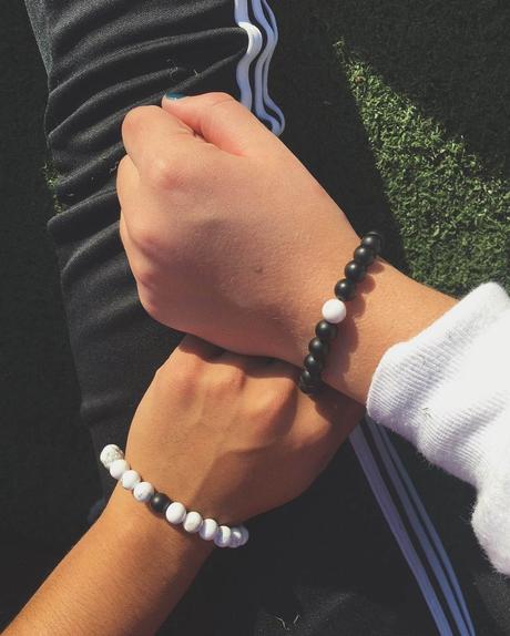 Les bracelets distance, signification et utilisation Deux personnes qui portent un bracelet distance