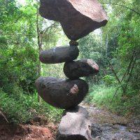 Le stone balancing ou l’art d’empiler des cailloux choux à genoux Le stone balancing ou l’art d’empiler des cailloux choux à genoux