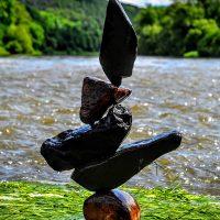 Le stone balancing ou l’art d’empiler des cailloux choux à genoux Le stone balancing ou l’art d’empiler des cailloux choux à genoux
