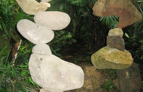 Le stone balancing ou l’art d’empiler des cailloux choux à genoux Le stone balancing ou l’art d’empiler des cailloux choux à genoux