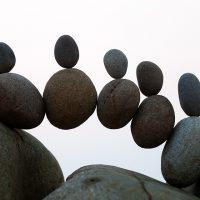 Le stone balancing ou l’art d’empiler des cailloux choux à genoux