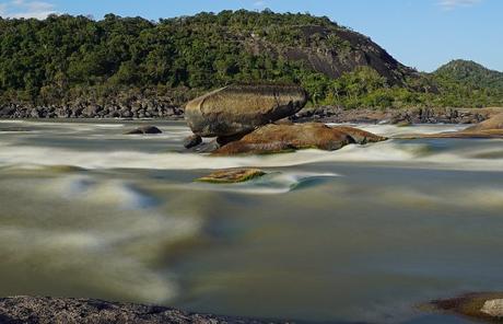 Le stone balancing ou l’art d’empiler des cailloux choux à genoux Le stone balancing ou l’art d’empiler des cailloux choux à genoux