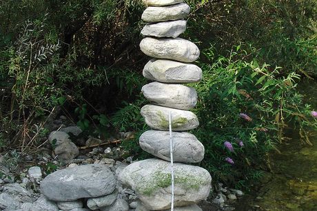 Le stone balancing ou l’art d’empiler des cailloux choux à genoux