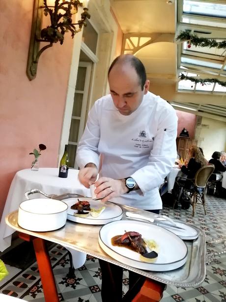 Julien Allano au service de table © Gourmets&co