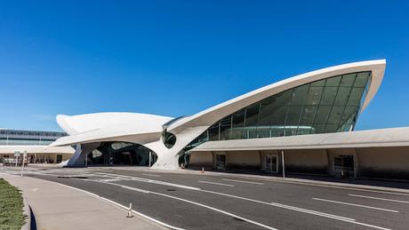 EVASION : Un terminal d’aéroport abandonné transformé en hôtel de luxe twa-hotel-eero-saarinen-interiors-jfk-airport-new-york-city-usa-max-touhey_dezeen_2364_col_9