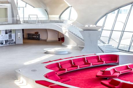 EVASION : Un terminal d’aéroport abandonné transformé en hôtel de luxe twa-hotel-eero-saarinen-interiors-jfk-airport-new-york-city-usa-max-touhey_dezeen_2364_col_3