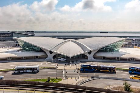 EVASION : Un terminal d’aéroport abandonné transformé en hôtel de luxe twa-hotel-eero-saarinen-interiors-jfk-airport-new-york-city-usa-max-touhey_dezeen_2364_col_7