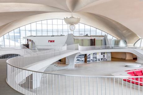 EVASION : Un terminal d’aéroport abandonné transformé en hôtel de luxe twa-hotel-eero-saarinen-interiors-jfk-airport-new-york-city-usa-max-touhey_dezeen_2364_col_4