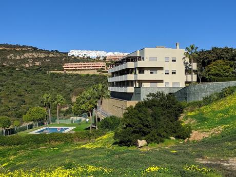 Ma résidence. L'extérieur n'est pas terrible mais l'intérieur et l'environnement sont plus que corrects...à 650 € par mois !