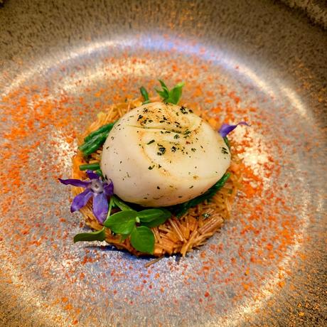 Saint-Jacques, curry rouge, vermicelles croquantes © Olivia Goldman Saint-Jacques, curry rouge, vermicelles croquantes © Olivia Goldman