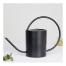  Arrosoir en métal noir Monoprix Maison (12,99€) sur le site  www.monoprix.fr . 
 Un arrosoir design pour prendre bien soin de ses plantes. 