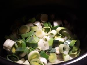 Coquillettes aux poireaux, et jambon râpé fumé au Cookéo Cliquer sur les photographies pour les agrandir
