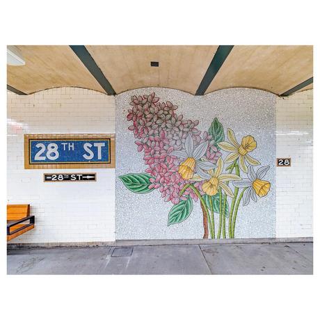 New York: elle recouvre une station de métro de mosaïques