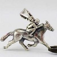 cheval en argent sculpté