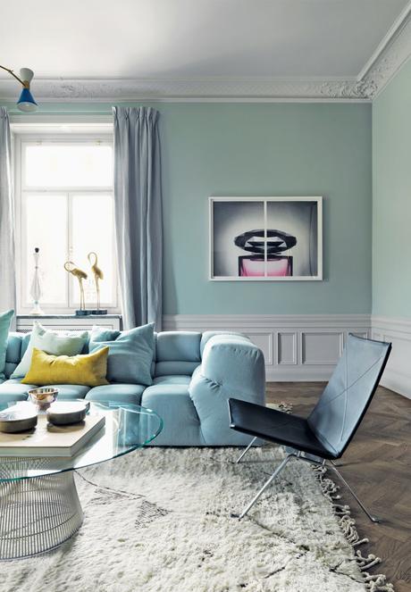 Comment adopter la décoration vert céladon décoration vert céladon salon moulures canapé coussin bleu ciel - blog déco - clem around the corner