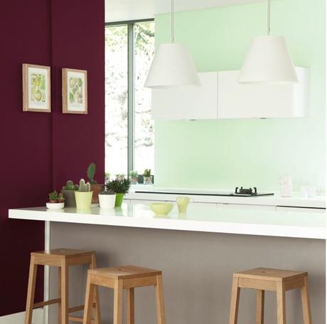 Comment adopter la décoration vert céladon décoration vert céladon bar cuisine mur prune tabouret bois - blog déco - clem around the corner