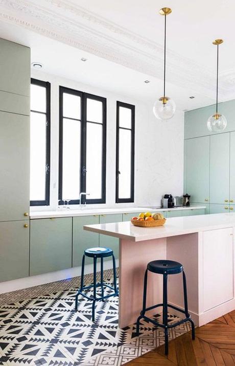 Comment adopter la décoration vert céladon décoration vert céladon cuisine bar rose pastel sol aztèque - blog déco - clem around the corner