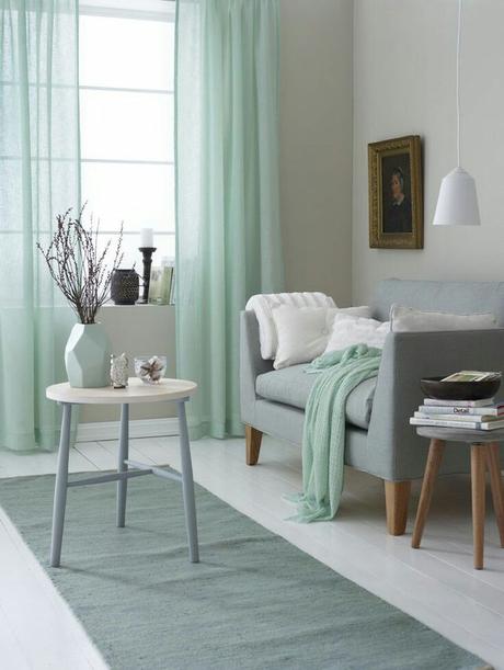Comment adopter la décoration vert céladon décoration vert céladon salon bleu pastel vert canapé table basse - blog déco - clem around the corner