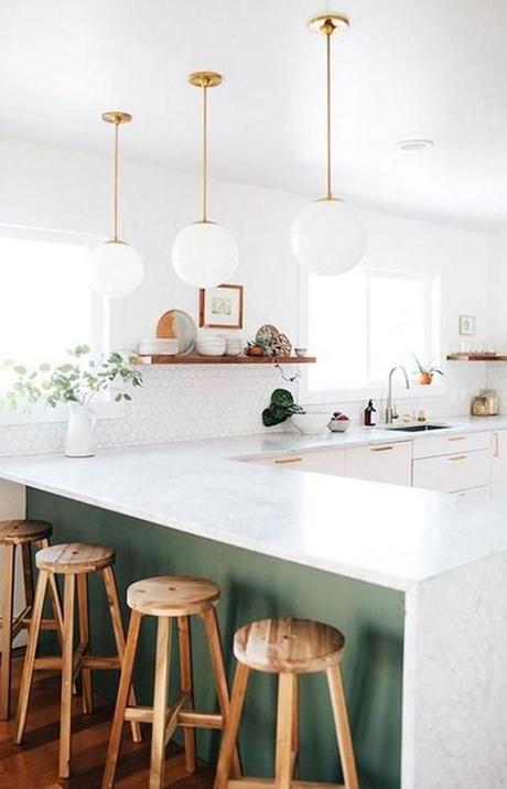 Comment adopter la décoration vert céladon décoration vert céladon cuisine ouverte tabouret bois lampe dorée - blog déco - clem around the corner