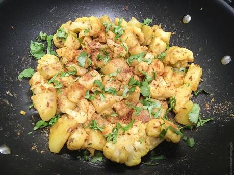 Classique indien – Aloo gobi (pommes de terre et chou-fleur en curry sec)