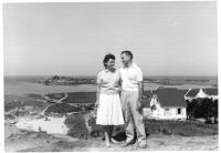 vacances en Bretagne, fin des années 50, mes parents ont autour de 35 ans (l'âge de mes enfants aujourd'hui) — Suzel (3 octobre 1921 - 11 mai 2007), Charles (24 août 1920 - 5 février 2019)