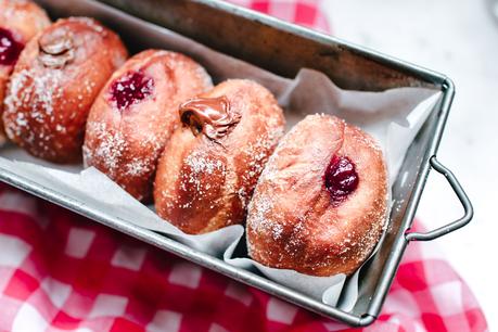 Beignets fourrés à la confiture et au chocolat