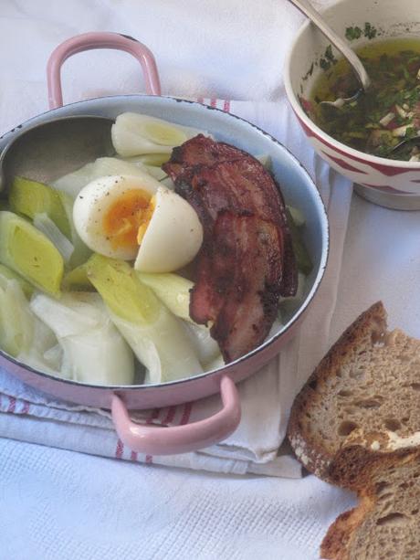 Poireaux vinaigrette, poitrine fumée et oeuf mollet Poireaux vinaigrette, poitrine fumée et oeuf mollet