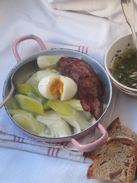 Poireaux vinaigrette, poitrine fumée et oeuf mollet Poireaux vinaigrette, poitrine fumée et oeuf mollet