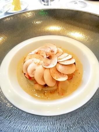 Mousseline de St-Jacques, gambero rosso, champignons rosés... © Gourmets&co Mousseline de St-Jacques, gambero rosso, champignons rosés... © Gourmets&co