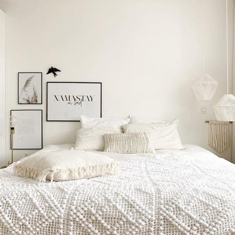 pierre papier ciseaux intérieur minimaliste couvre lit chambre vintage blanc - blog déco - clem around the corner