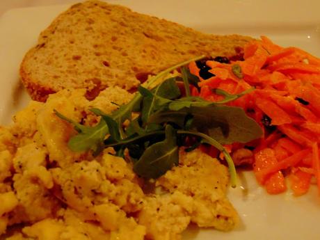 Salade de carottes au cari et omelette végétale au feta