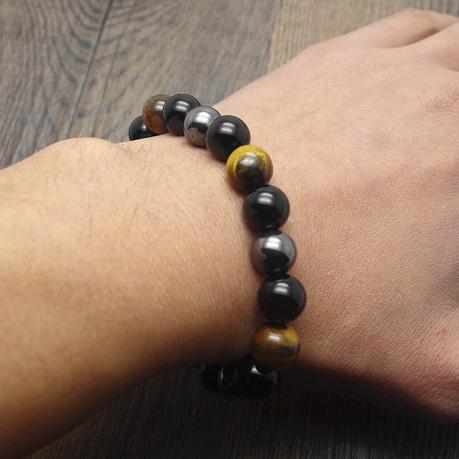 Les bracelet œil-de-tigre les comprendre et bien choisir Un homme porte un bracelet oeil de tigre