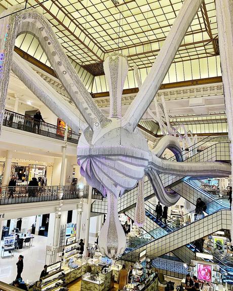 Un gigantesque lustre gonflable fabriqué au crochet s’installe au Bon Marché