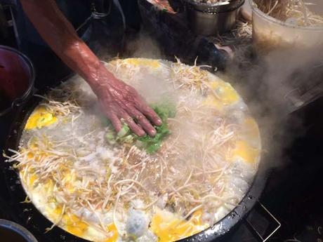L’omelette aux huîtres, une des nombreuses spécialités de « street food » taïwanaise.