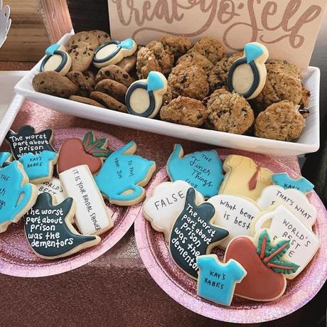 Elles lui organisent une fête de mariage sous le thème de « The Office » Elles lui organisent une fête de mariage sous le thème de « The Office »