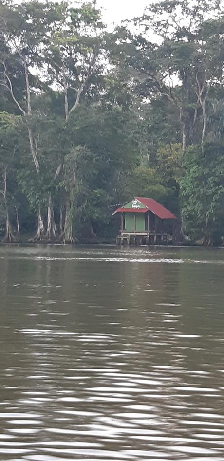 La pirogue pour arriver au village c'était quasiment le nuit quand nous sommes arrivé(clique sur les photos pour les agrandir)