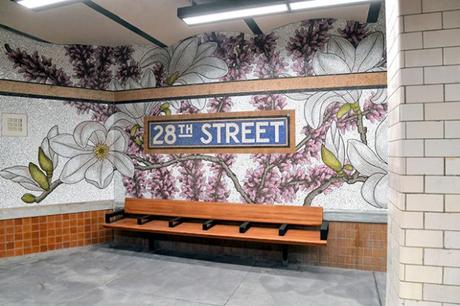 Des mosaïques de fleurs s’invitent dans le métro de New York